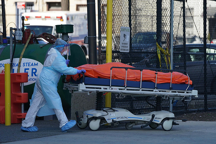 Nhân viên y tế di chuyển thi thể bệnh nhân vào xe tải lạnh được chuyển thành nhà xác tạm thời bên ngoài bệnh viện Wyckoff ở Brooklyn, New York ngày 4/4. Ảnh: AFP/Getty Images