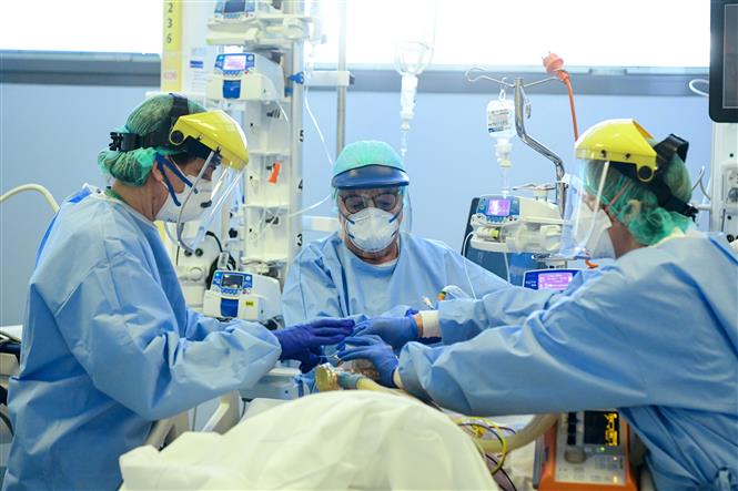 Nhân viên y tế đeo mặt nạ bảo hộ khi điều trị cho bệnh nhân nhiễm COVID-19 tại bệnh viện ở Bergamo, Italy ngày 3/4/2020. Ảnh: AFP/ TTXVN