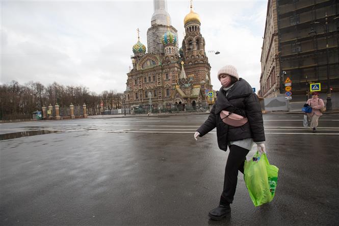  Người dân đeo khẩu trang phòng tránh lây nhiễm COVID-19 tại St. Petersburg, Nga ngày 2/4/2020. Ảnh: THX/ TTXVN
