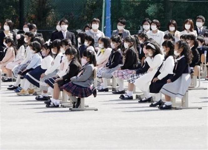 Các em học sinh trường tiểu học Senju Sakura đeo khẩu trang phòng dịch COVID-19 tại Tokyo, Nhật Bản ngày 6/4/2020. Ảnh: Kyodo/TTXVN