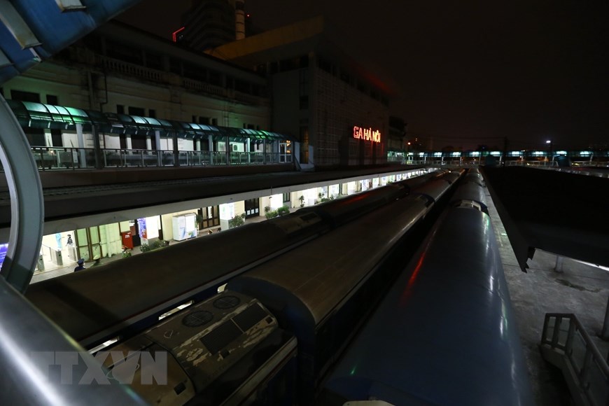 Chuyến tàu SE 3 rời Hà Nội lúc 19h25 ngày 6/4/2020. (Ảnh: Minh Quyết/TTXVN)