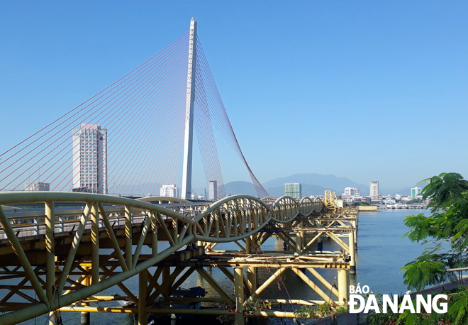 Từ năm 2008 đến nay, thành phố đã đầu tư 9 cây cầu qua sông Hàn kết nối giao thông để phát triển kinh tế - xã hội . Trong ảnh: Một góc cầu Trần Thị Lý (mới xây dựng) và cầu Nguyễn Văn Trỗi. Ảnh: TRIỆU TÙNG