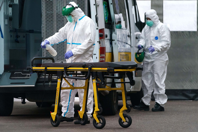 Các nhà chức trách tiến hành khử trùng bên ngoài Bệnh viện Burgos ở phía bắc Tây Ban Nha. Ảnh: AFP/Getty Images