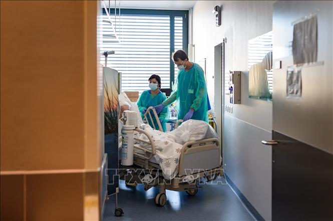 Bệnh nhân nhiễm COVID-19 được điều trị tại bệnh viện ở Neuchatel, Thụy Sĩ ngày 25/3. Ảnh: AFP/TTXVN