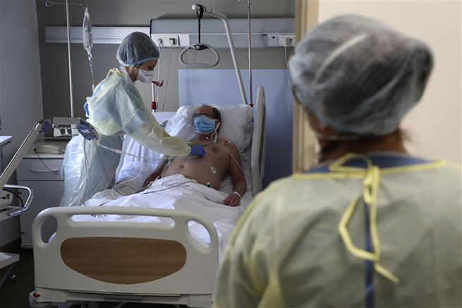 Nhân viên y tế điều trị cho bệnh nhân mắc Covid-19 tại một bệnh viện ở Bagnolet, Pháp ngày 8-4-2020. Ảnh: AFP/TTXVN