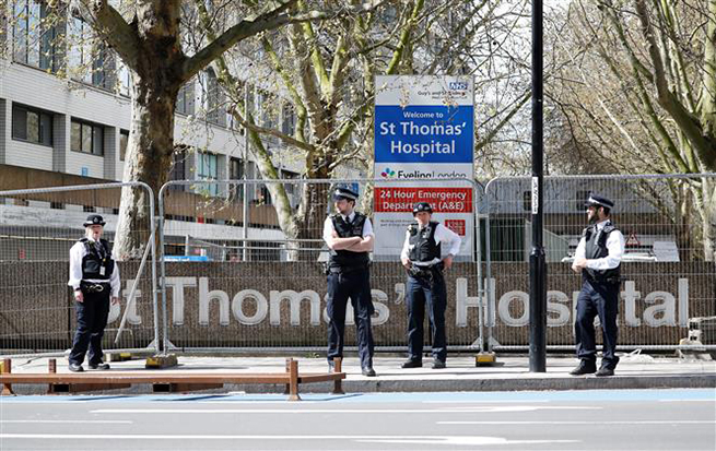 Cảnh sát Anh gác bên ngoài bệnh viện St Thomas ở London, nơi Thủ tướng Boris Johnson đang được điều trị do nhiễm Covid-19. Ảnh: AFP/TTXVN