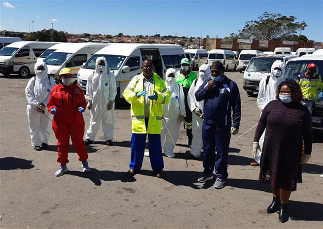 Lực lượng y tế Nam Phi chuẩn bị tiến hành xét nghiệm Covid-19 tại một khu dân cư tại ngoại ô thành phố Johannesburg. Ảnh: Phi Hùng-P/v TTXVN tại Nam Phi