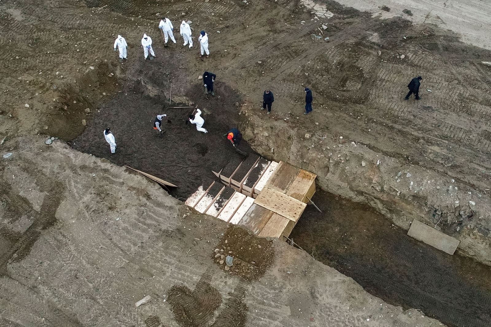 Công nhân chôn lấp thi thể trong hố chôn tập thể trên đảo Hart, thành phố New York ngày 9/4. Ảnh: AP