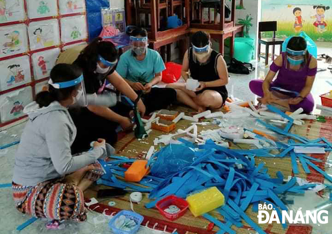Đoàn Thanh niên phường An Hải Đông (quận Sơn Trà) tổ chức làm mũ chống giọt bắn để trao tặng cho bà con tiểu thương tại chợ. 					     (Ảnh: Đoàn phường An Hải Đông cung cấp)