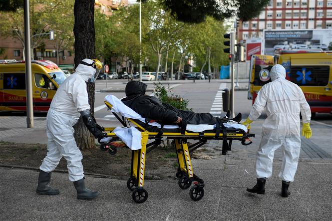 Nhân viên y tế chuyển bệnh nhân mắc COVID-19 tại Madrid, Tây Ban Nha ngày 11/4/2020. Ảnh: AFP/TTXVN
