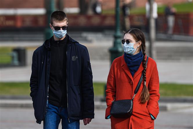 Người dân đeo khẩu trang nhằm ngăn chặn sự lây lan của dịch COVID-19 tại Moskva, Nga. Ảnh: THX/TTXVN