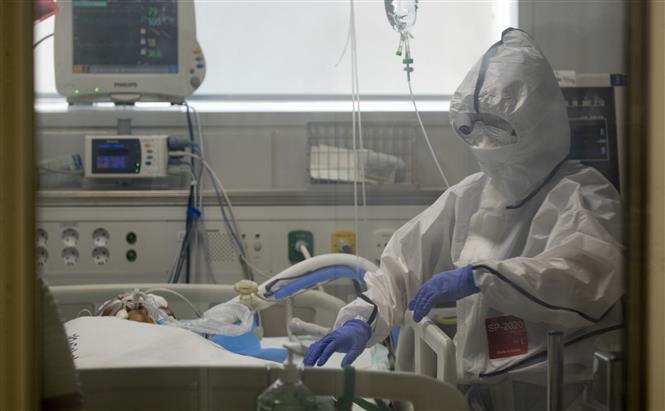 Nhân viên y tế điều trị cho bệnh nhân nhiễm COVID-19 tại phòng áp lực âm bệnh viện Daegu, Hàn Quốc ngày 18/3/2020. Ảnh: THX/TTXVN