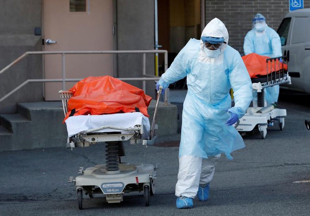 Các nhân viên y tế kéo thi thể bệnh nhân rời khỏi Trung tâm Y tế Wyckoff tại Brooklyn, New York, Mỹ (Ảnh: Reuters)