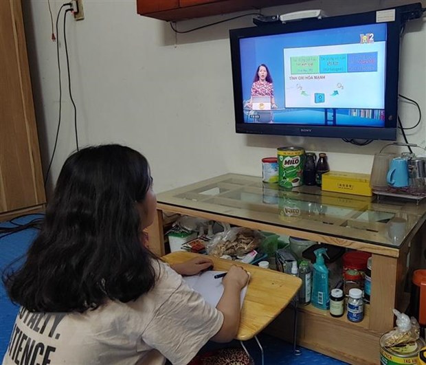 Học sinh Trường THPT Cầu Giấy (Hà Nội) học qua truyền hình tại nhà. (Ảnh: Nguyễn Cúc/TTXVN)