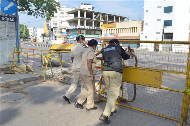Lực lượng an ninh dựng các chốt để ngăn người dân di chuyển sang khu vực lân cận nhằm kìm chế sự lây lan của dịch Covid-19 tại Bangalore, Ấn Độ ngày 11-4-2020. Ảnh: THX-TTXVN