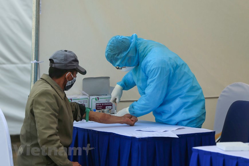 Những người dân liên quan phải đến xét nghiệm rất hợp tác với lực lượng y tế. (Ảnh: Tùng Lâm/Vietnam+)