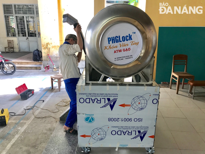 Lắp đặt máy ATM gạo tại nhà văn hóa phường Bình Thuận (quận Hải Châu). Ảnh: MAI QUẾ