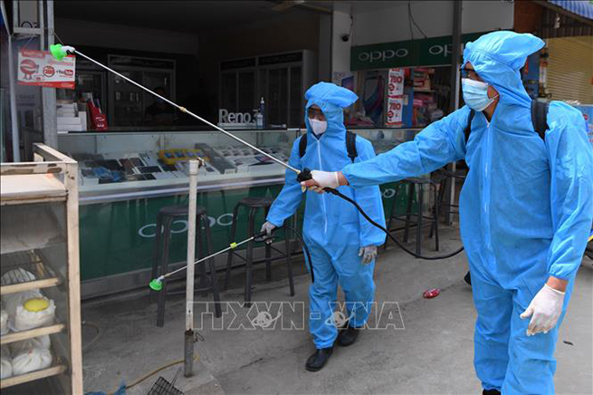 Phun thuốc khử trùng nhằm ngăn dịch Covid-19 lây lan tại tỉnh Kandal, Campuchia ngày 5-4-2020. Ảnh: AFP/TTXVN