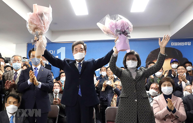 Cựu Thủ tướng Hàn Quốc Lee Nak-yon (giữa, phía trước), ứng viên của Đảng Dân chủ đồng hành cầm quyền, mừng chiến thắng sau khi kết quả bầu cử Quốc hội khóa 21 được công bố. (Ảnh: AFP/TTXVN)