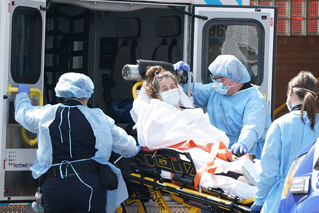 Chuyển bệnh nhân nhiễm Covid-19 tới bệnh viện ở Brooklyn, New York, Mỹ ngày 5/4-2020. Ảnh: AFP/TTXVN