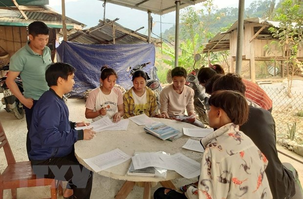 Giáo viên Trường THCS xã Mù Cả (Lai Châu) giao bài tập và thu bài cho học sinh ở các bản vùng sâu vùng xa. (Ảnh: Việt Hoàng/TTXVN)