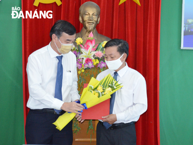Phó Chủ tịch UBND thành phố Lê Trung Chinh trao quyết định bổ nhiệm của Chủ tịch UBND thành phố cho đồng chí Nguyễn Thành. Ảnh: N.P