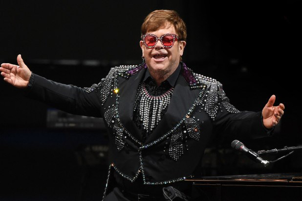 Danh ca Elton John biểu diễn trực tuyến gây quỹ chống Covid-19. Ảnh: EPA
