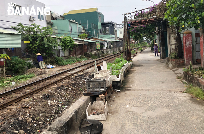 Một đoạn đường sắt không có rào chắn an toàn ở địa bàn phường Hòa Khánh Nam. Ảnh: NGỌC ĐOAN	