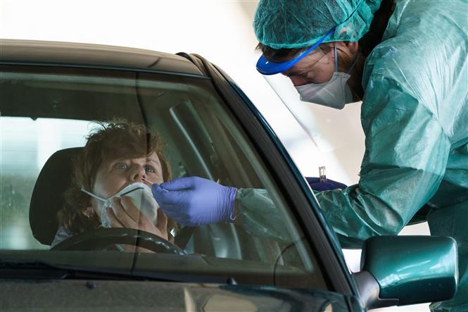Nhân viên y tế lấy mẫu xét nghiệm COVID-19 tại Burgos, Tây Ban Nha ngày 28/3/2020. Ảnh: AFP/TTXVN