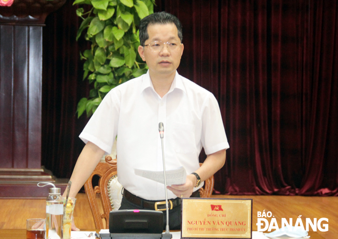 Phó Bí thư Thường trực Thành ủy Nguyễn Văn Quảng phát biểu kết luận tại cuộc họp.  	Ảnh: TRỌNG HÙNG