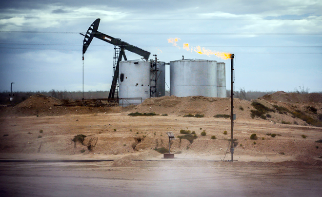 Sản lượng dầu thô ở Mỹ dự kiến sẽ giảm xuống dưới 11 triệu thùng/ngày vào cuối năm nay.  Trong ảnh: Dầu thô được lưu trữ tại bang Texas. 					                   Ảnh: Reuters