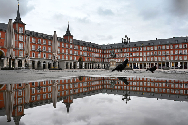 Quảng trường Mayor (Plaza Mayor) ở thủ đô Madrid của Tây Ban Nha không một bóng người do lệnh phong tỏa.  Ảnh: AFP/Getty Images
