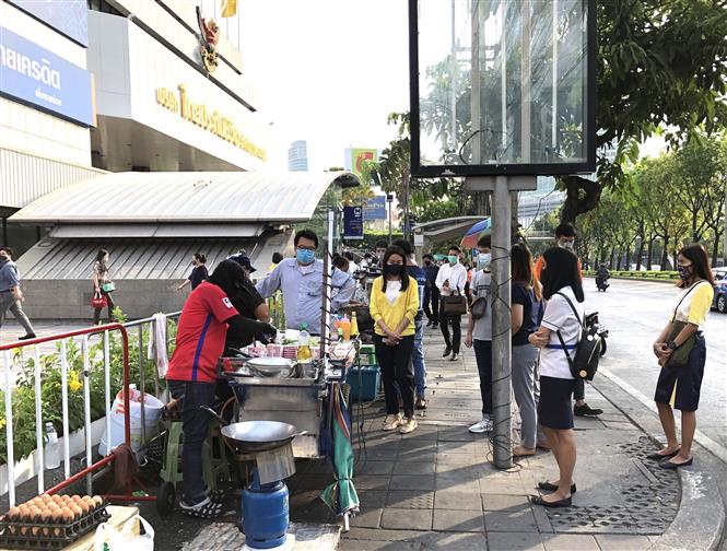  Người dân thủ đô Bangkok có ý thức đeo khẩu trang tại nơi công cộng để phòng chống dịch COVID-19 vào sáng 23/4. Ảnh: Ngọc Quang – PV TTXVN tại Thái Lan.