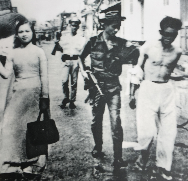 Nữ điệp báo Ngô Thị Huệ (bìa trái) trong lần hoạt động hợp pháp năm 1968. 						(Ảnh tư liệu)