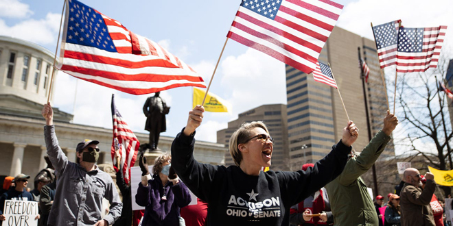 Ngày 18-4, những người biểu tình đổ xuống đường phố ở Columbus (bang Ohio) phản đối lệnh phải “ở nhà” quá lâu.  Ảnh: AFP/Getty Images