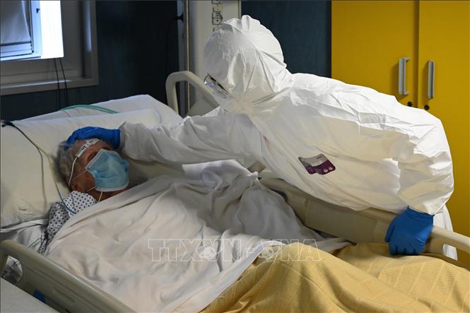 Nhân viên y tế chăm sóc bệnh nhân nhiễm COVID-19 tại bệnh viện ở Rome, Italy ngày 20/4/2020. Ảnh: AFP/TTXVN
