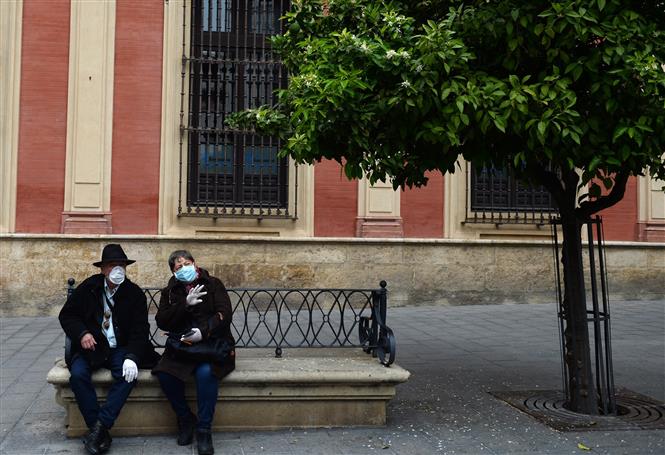 Người dân đeo khẩu trang nhằm ngăn chặn sự lây lan của dịch COVID-19 tại Malaga, Tây Ban Nha ngày 14/3/2020. Ảnh: AFP/TTXVN