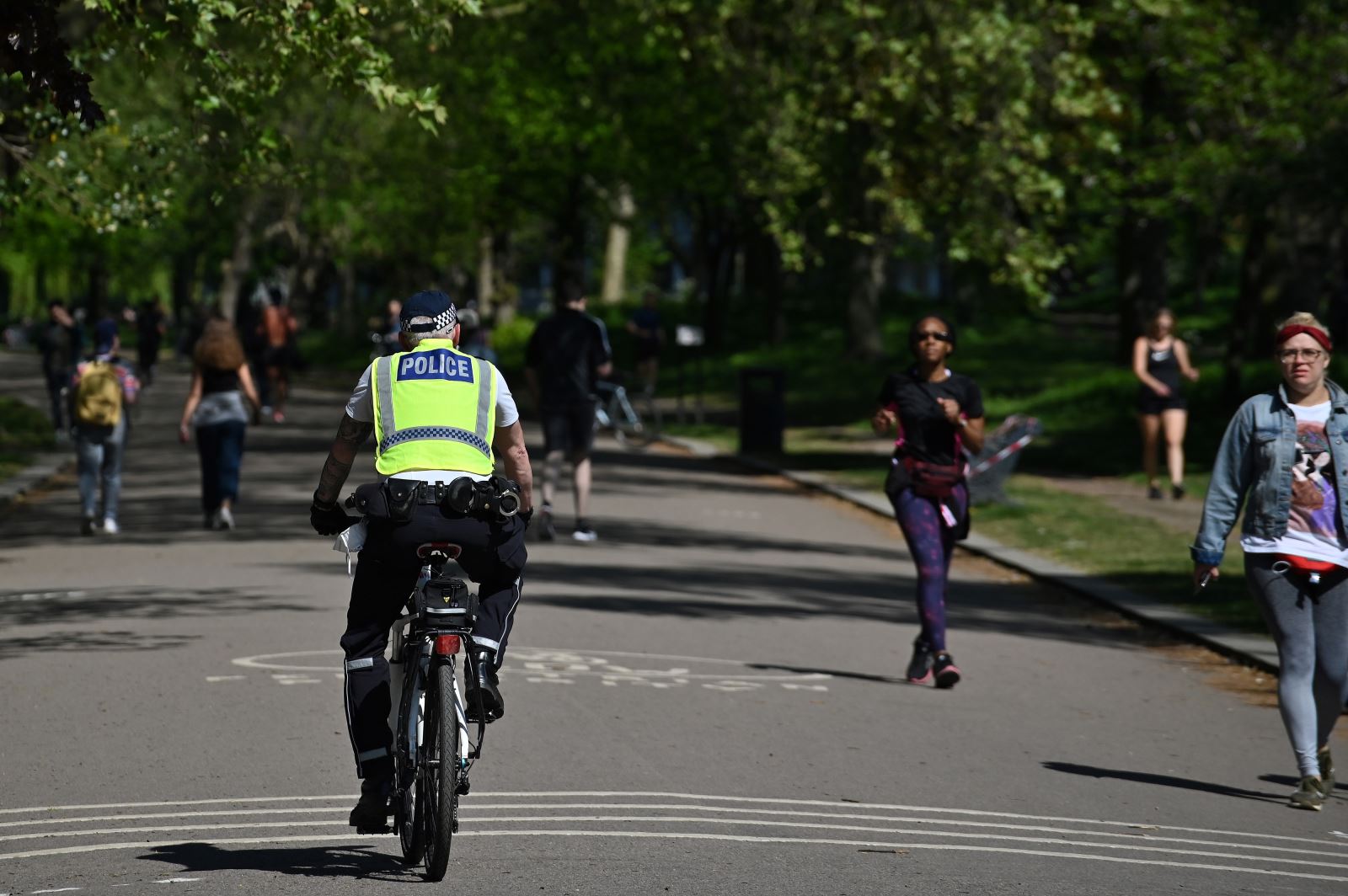 Một cảnh sát đạp xe tuần tra công viên Victoria  London ngày 25/4. Ảnh: AFP/Getty Images
