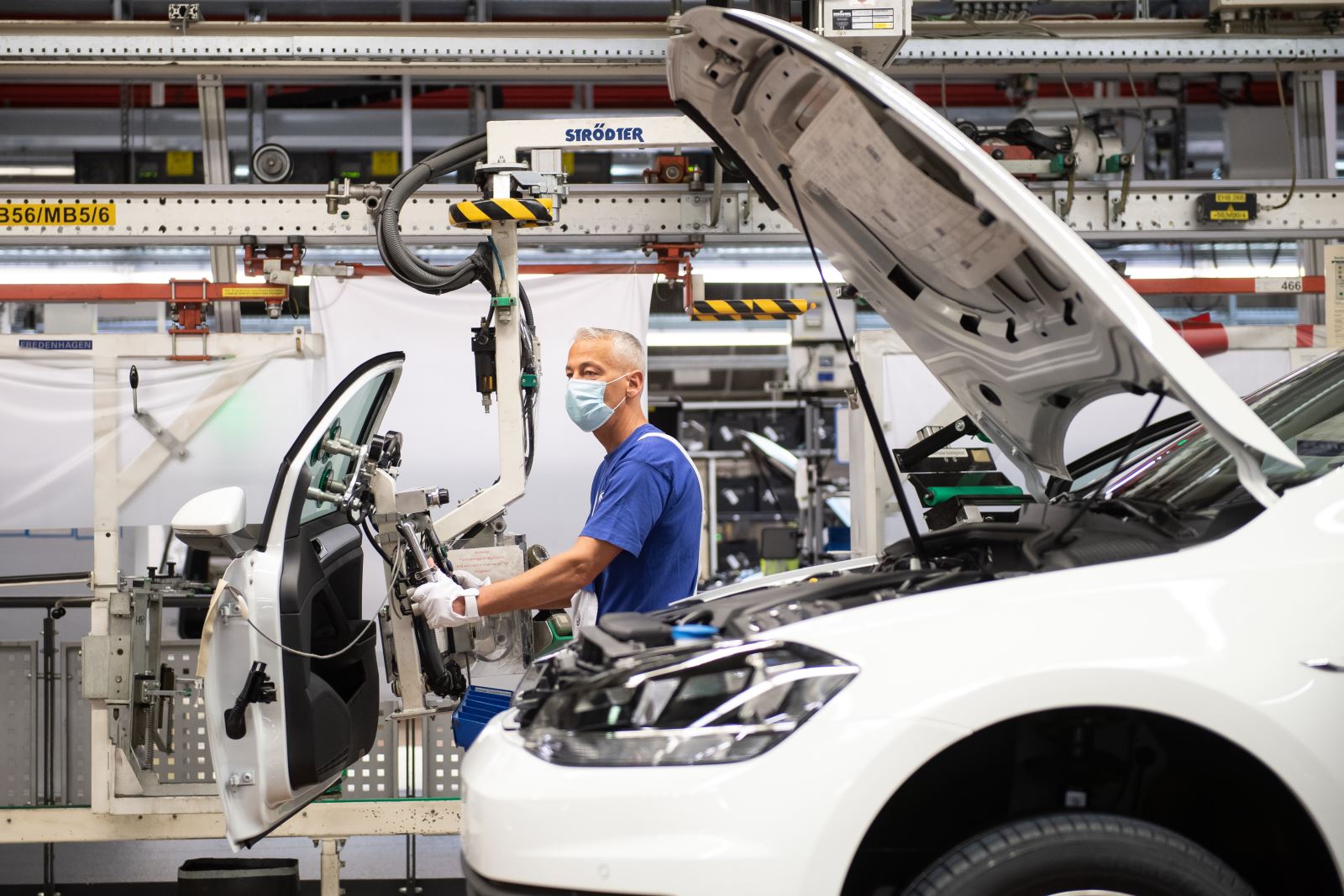 Nhân viên làm việc trên dây chuyền sản xuất tại nhà máy Volkswagen ở Wolfsburg, Đức ngày 27/4/2020. Ảnh: Getty Images