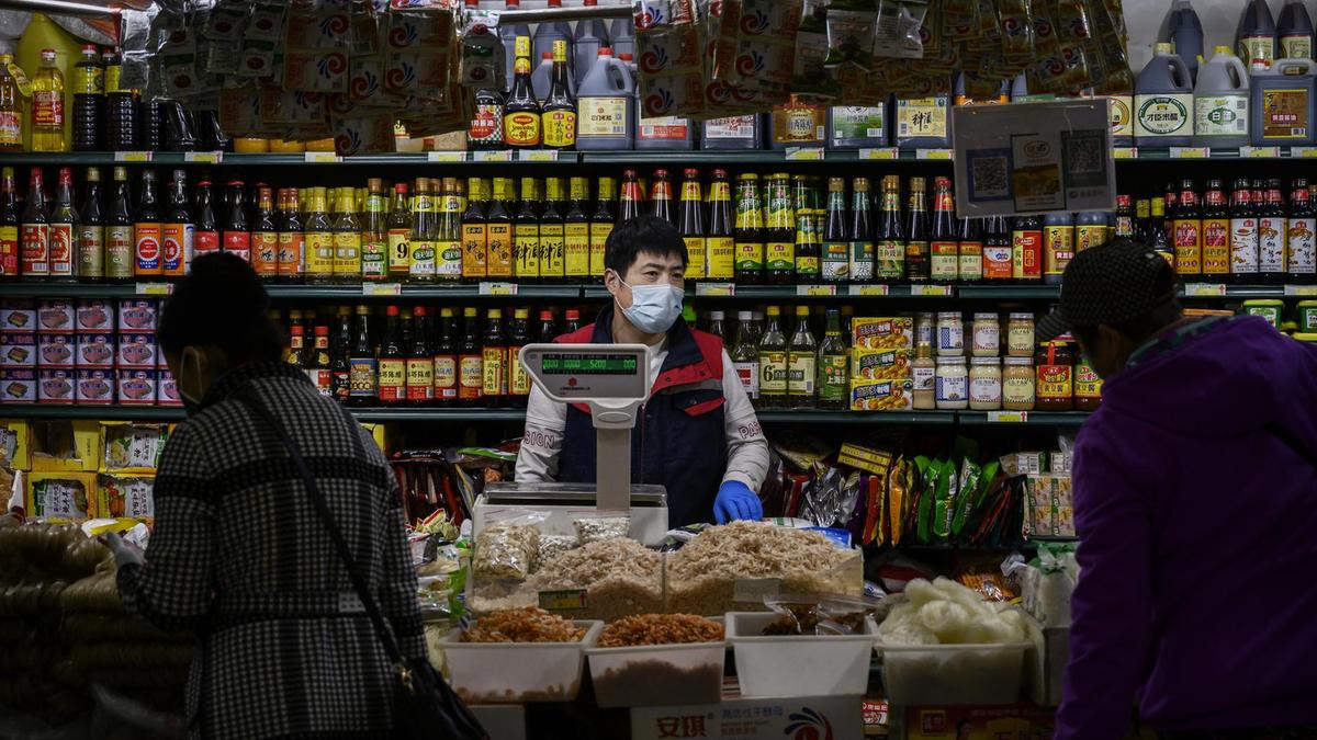 Tiền mặt mất dần chỗ đứng trong giao dịch thanh toán tại Trung Quốc. Ảnh: Getty Images