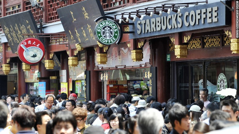Chuỗi cửa hàng Starbucks Coffee sẽ thử nghiệm giao dịch đồng NDT kĩ thuật số. Ảnh: CNN