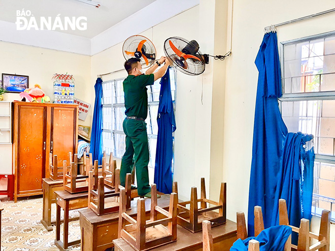 Phụ huynh Trường tiểu học Võ Thị Sáu đến hỗ trợ cùng nhà trường dọn dẹp vệ sinh, trang trí trường lớp. Ảnh: N.P
