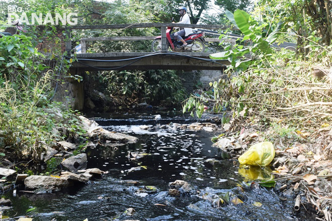 Xác minh nguồn xả thải vào tuyến kênh dẫn nước từ bãi rác Khánh Sơn về Đà Sơn