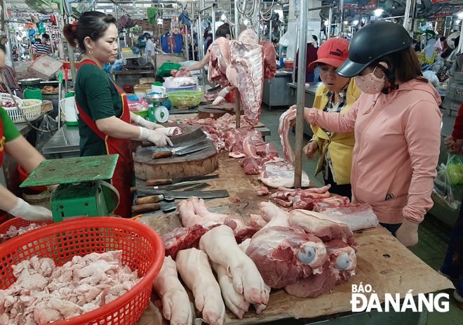 Thịt heo nhập khẩu về các chợ phục vụ người dân