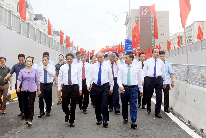 Thủ tướng Nguyễn Xuân Phúc với các đại biểu dự lễ thông xe kỹ thuật Dự án đầu tư xây dựng nút giao Nam Cầu Bính. (Ảnh: An Đăng/TTXVN)
