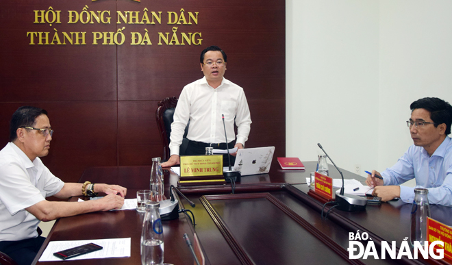 Phó Chủ tịch HĐND thành phố Lê Minh Trung chủ trì cuộc họp. Ảnh: TRỌNG HUY