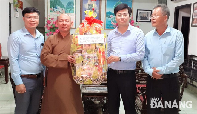 Ngày 4-5, Ban Tôn giáo thành phố chúc mừng Ban Trị sự Giáo hội Phật giáo thành phố nhân Đại lễ Phật đản, phật lịch 2564. Ảnh: CTV