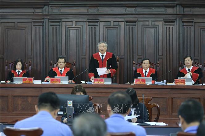 Chánh án Tòa án nhân dân Tối cao Nguyễn Hòa Bình, Chủ tọa phiên tòa phát biểu khai mạc phiên xét xử sáng 6/5. Ảnh: Doãn Tấn/TTXVN