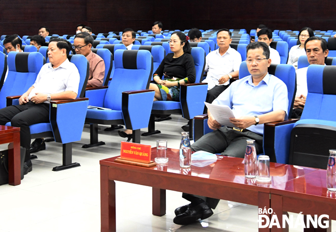Phó Bí thư Thường trực Thành ủy Nguyễn Văn Quảng (hàng đầu, bên phải) tham dự tại điểm cầu Đà Nẵng. Ảnh: ĐẶNG NỞ