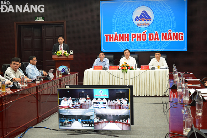 Chủ tịch UBND thành phố Huỳnh Đức Thơ đồng chủ trì tại điểm cầu Đà Nẵng vào sáng 9-5. Ảnh: KHÁNH HÒA